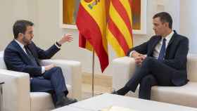 El presidente de la Generalitat de Cataluña, Pere Aragonès, con el presidente del Gobierno, Pedro Sánchez, en una reunión en Moncloa / EUROPA PRESS