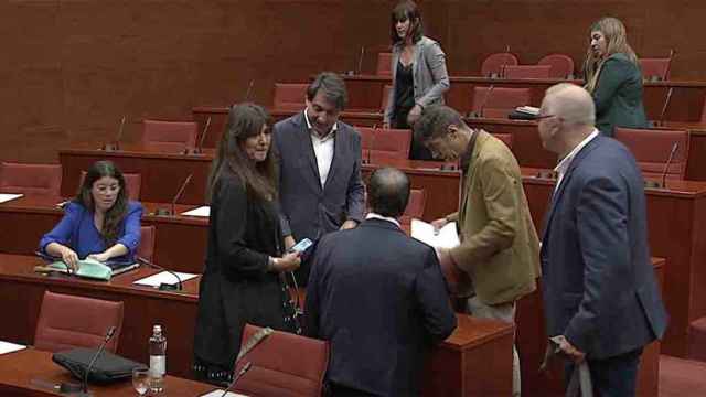 Laura Borràs arropa a Francesc de Dalmases en su comparecencia en el Parlament para dar explicaciones por su comportamiento con una periodista