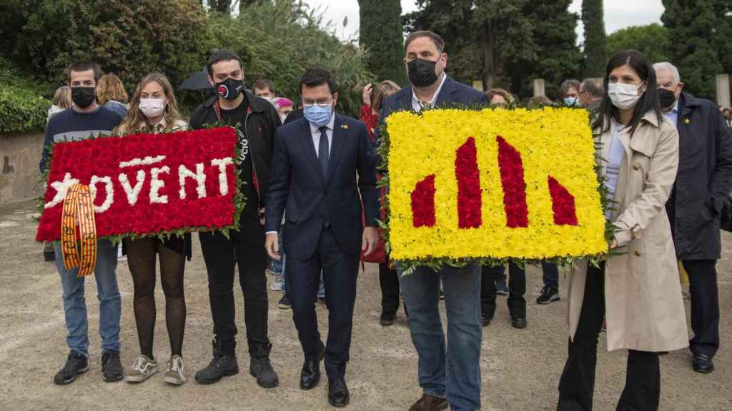 El presidente de la Generalitat, Pere Aragonès; el líder de ERC, Oriol Junqueras; y la secretaria general adjunta y portavoz de ERC, Marta Vilalta, en la ofrenda floral a Lluís Companys / EUROPA PRESS