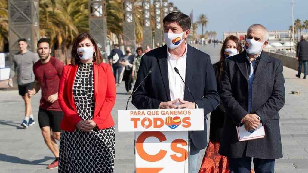 El vicepresidente de la Junta de Andalucía, Juan Marín (c), junto a Carlos Carrizosa (d) en un acto de campaña de Cs para el 14F / EFE