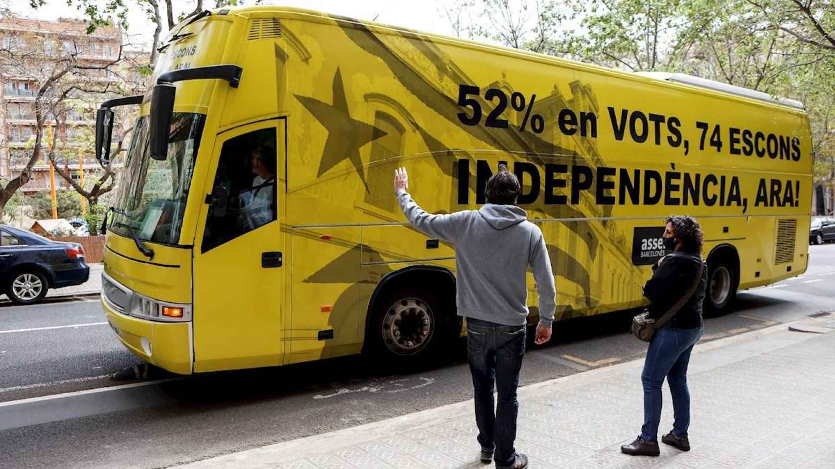 El autobús independentista de la ANC, antes de cortar la Meridiana / EFE