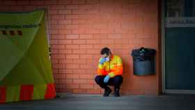 Un sanitario descansa en el exterior del Hospital de Igualada, epicentro del virus SARS-CoV-2 en Cataluña / EFE