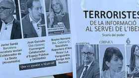 Carteles anónimos en los que tildan de terroristas de la información al servicio del Ibex a seis periodistas catalanes