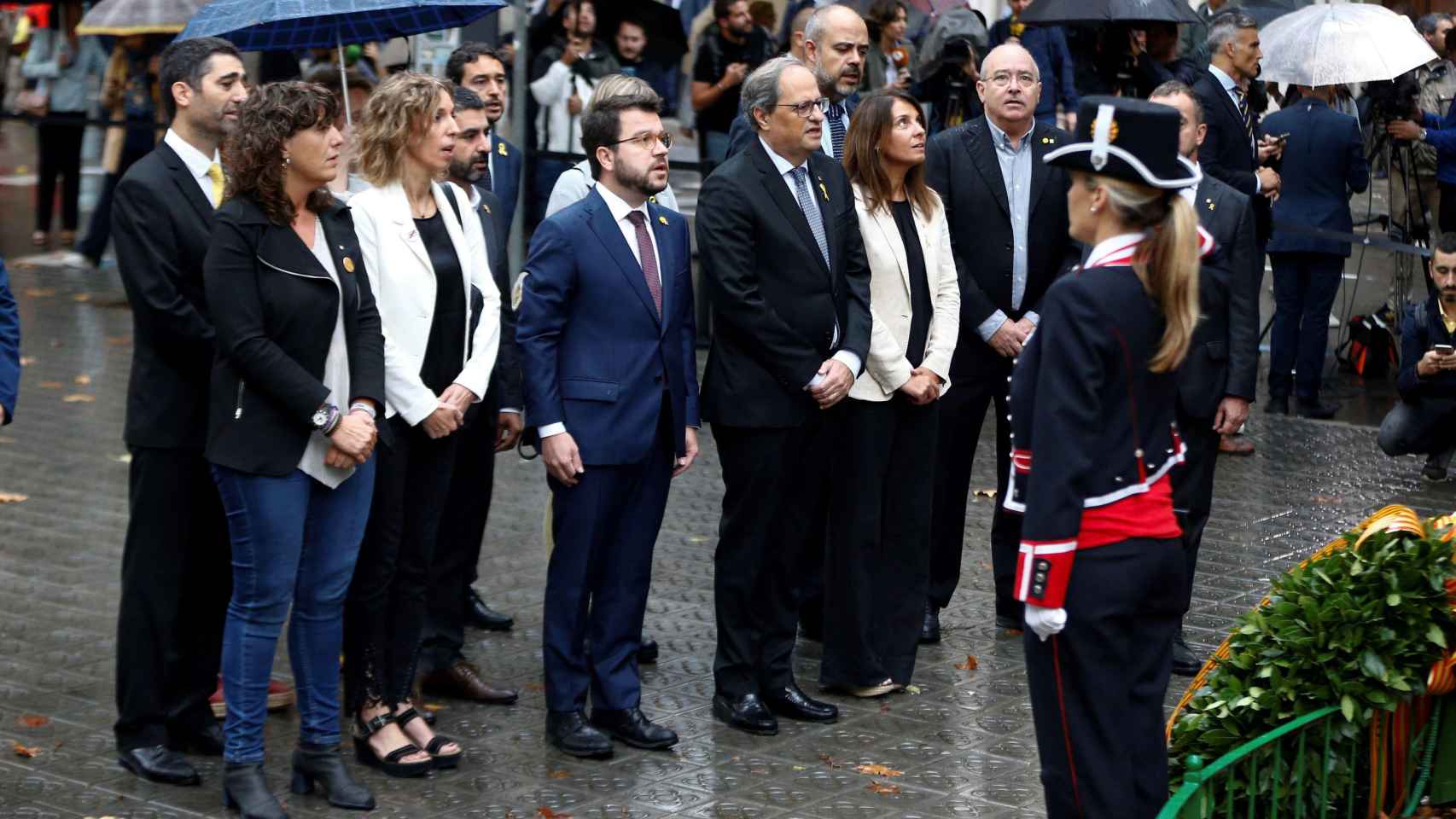 El Govern de la Generalitat, en en la ofrenda floral mientra sonaba de fondo el himno de España / EFE