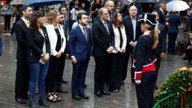 El Govern de la Generalitat, en en la ofrenda floral mientra sonaba de fondo el himno de España / EFE