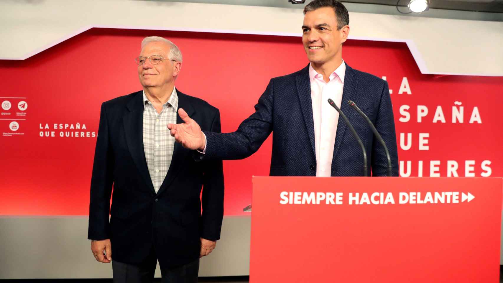 Pedro Sánchez con Josep Borrell, en la valoración de los resultados del 26M / EFE