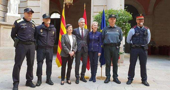 La delegada del Gobierno en Cataluña, Teresa Cunillera, y el ministro de Interior, Fernando-Grande Marlaska, junto a representantes de los Mossos, Guardia Civil y Policía Nacional en la Llotja donde se celebró el Consejo de Ministros / MINISTERIO