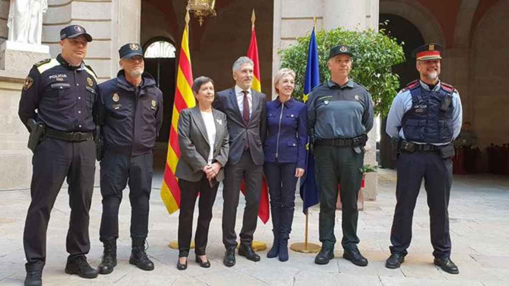 La delegada del Gobierno en Cataluña, Teresa Cunillera, y el ministro de Interior, Fernando-Grande Marlaska, junto a representantes de los Mossos, Guardia Civil y Policía Nacional en la Llotja donde se celebró el Consejo de Ministros / MINISTERIO