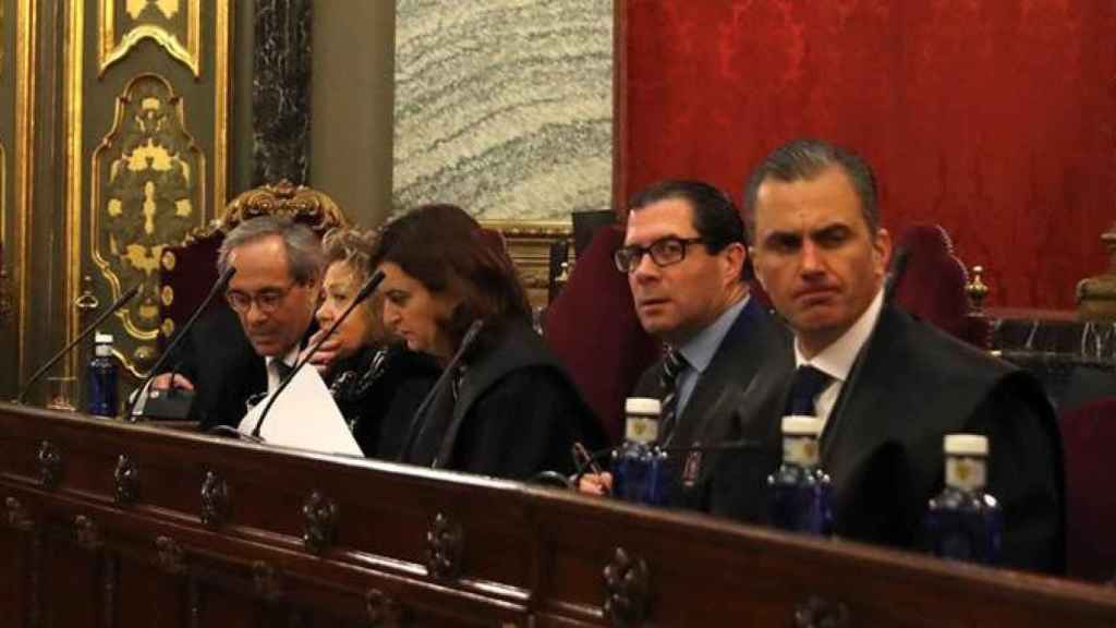 Javier Ortega (d), Pedro Fernández (2d), que ejercen la acusación particular, así como los representantes de la Fiscalía y la Abogacía del Estado / EFE