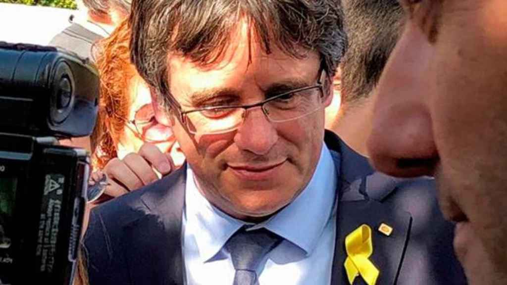 El expresidente de la Generalitat Carles Puigdemont a su llegada a la llamada Casa de la República / EFE