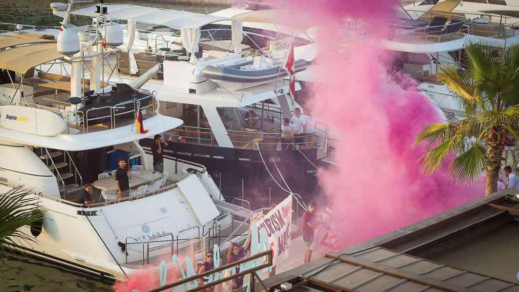 Miembros de Arran entran con bengalas y pancartas en un restaurante de Palma para protestar contra el turismo masivo / ARRAN