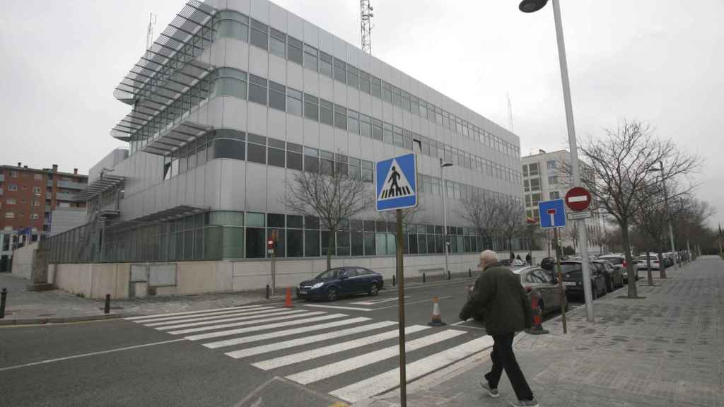 El exterior del edificio de Comandancia de la Guardia Civil en Tarragona, donde ocho de los detenidos en la 'operación Pika' han pasado la noche / EFE