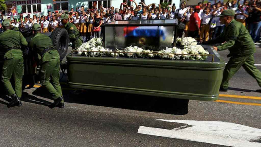 Tres militares empujando el jeep con las cenizas de Fidel Castro / CG