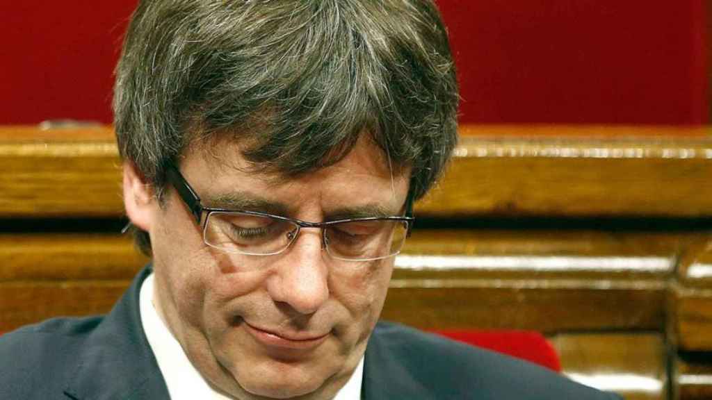 Carles Puigdemont, presidente del Govern, circunspecto en el Parlament.