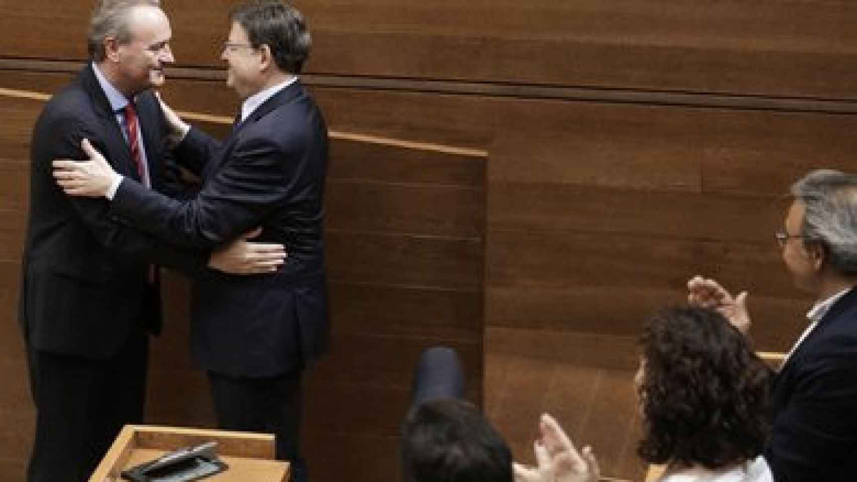 El anterior presidente de la Generalidad Valenciana, Alberto fabra (PP), saluda a su sucesor, el socialista Ximo Puig, en la sesión de investidura de este.