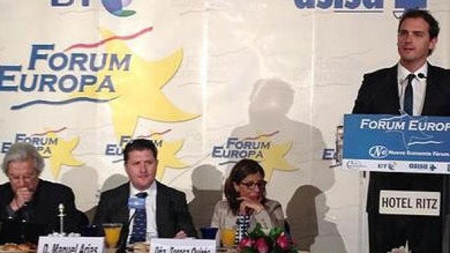 El candidato europeo de C's, Javier Nart, acompañado del líder de la formación, Albert Rivera, en un desayuno informativo de Nueva Economía Forum