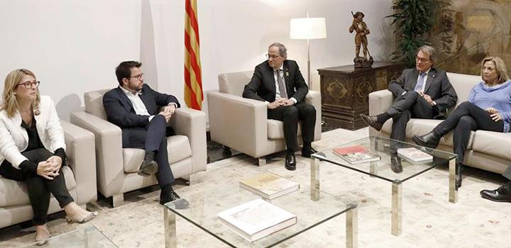 El presidente de la Generalitat, Quim Torra (c), acompañado por el vicepresidente Pere Aragonés y la 'consellera Elsa Artadi' (i), recibe en el Palau de la Generalitat al expresidente Artur Mas, la exvicepresidenta Joana Ortega (d) y los 'exconsellers' Fr