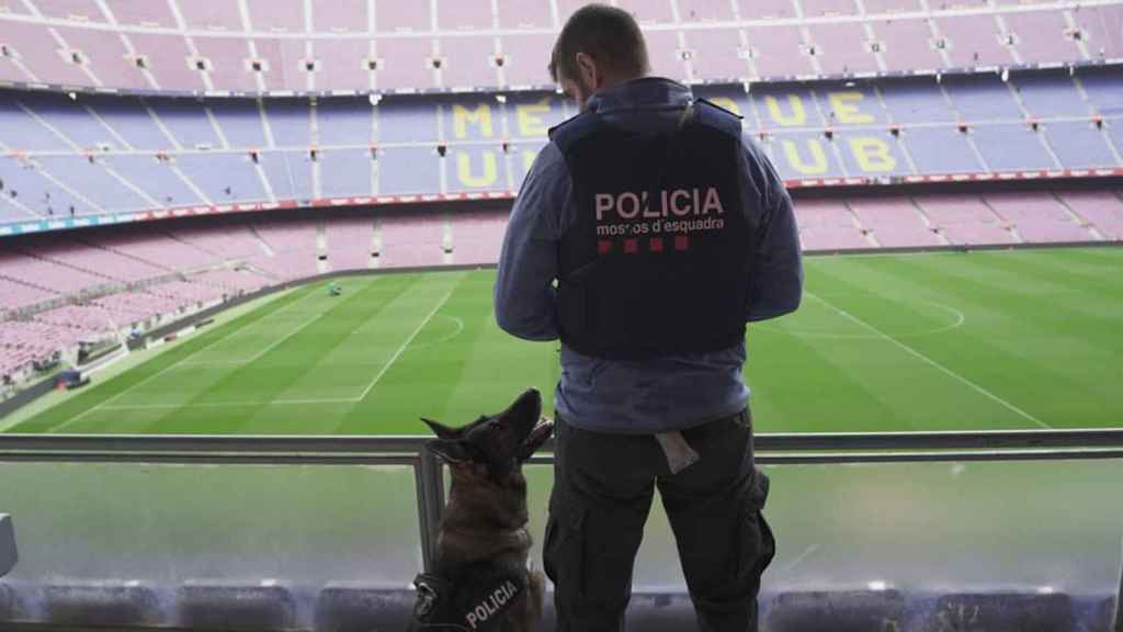 Un agente de los Mossos d'Esquadra en un operativo de seguridad del Camp Nou / EUROPA PRESS