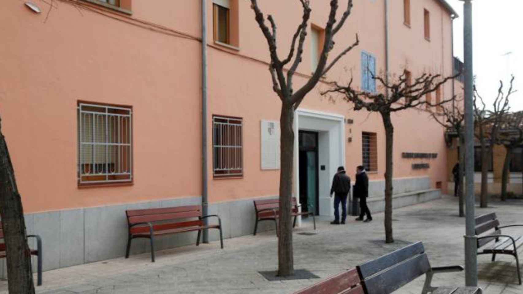 Entrada al geriátrico Fiella de Tremp, donde murieron 64 ancianos tras un brote de Covid descontrolado / EFE