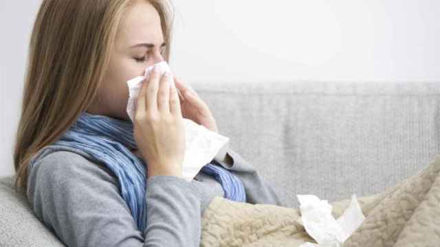 Una persona con gripe guardando reposo / EFE