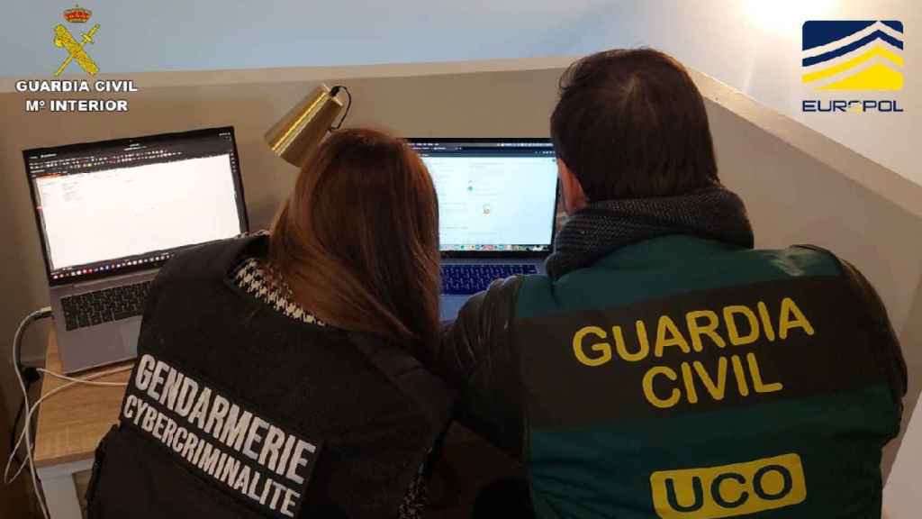 Agentes de la Guardia Civil y de la Gendarmería durante el operativo contra la cúpula de Bitzlato por blanqueo / GUARDIA CIVIL