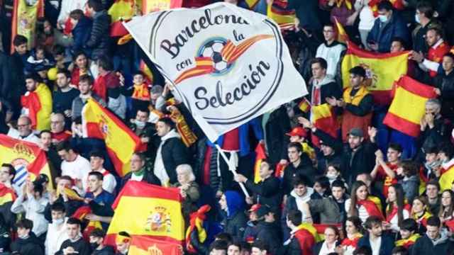 Activistas de BCN por la Selección durante un partido de La Roja / Cedida