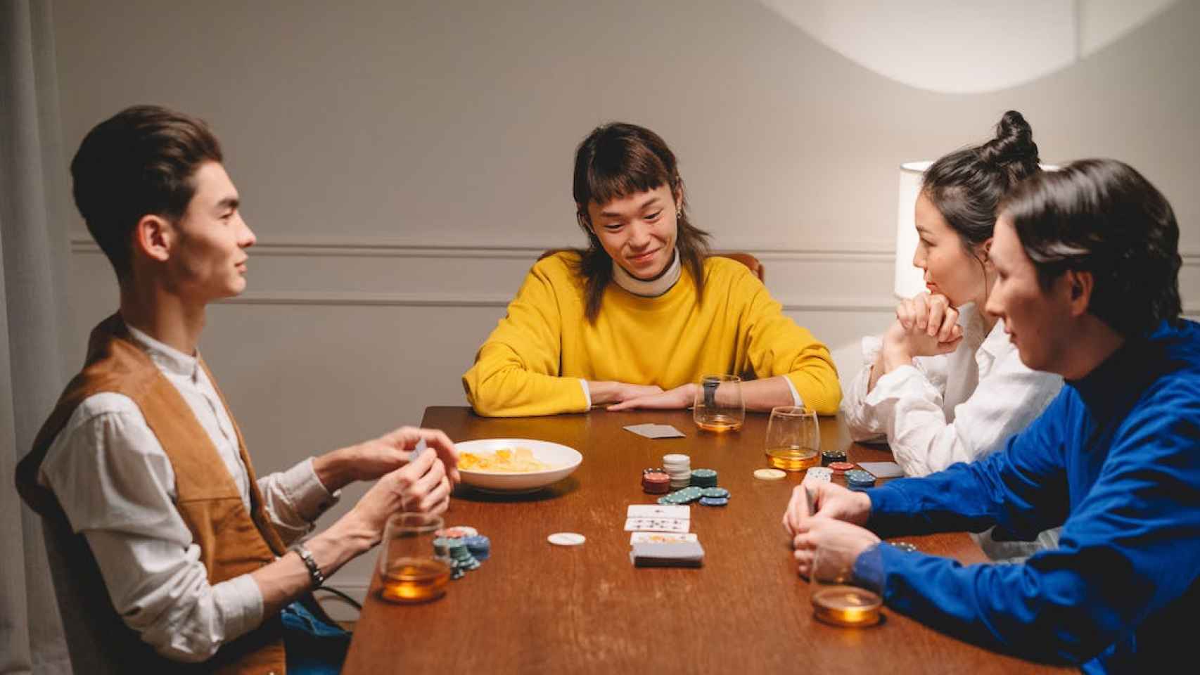 Cuatro amigos jugando al Póker / PEXELS