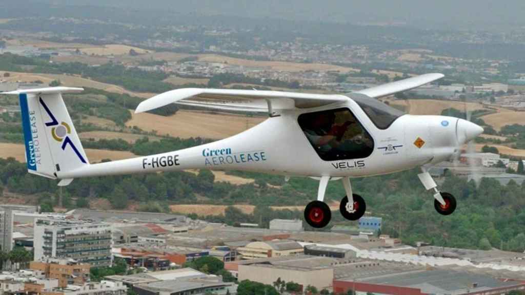 El primer avión eléctrico sobrevolando Sabadell /AEROCLUB