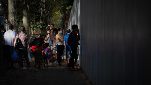 La justicia decidirá sobre la “discriminación” a los niños sin vacunar en el ámbito escolar. En la imagen, padres y madres con sus hijos en la entrada de un colegio de Barcelona / DAVID ZORRAKINO - EUROPA PRESS