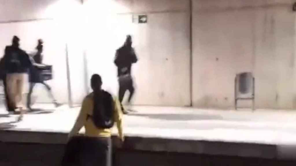 Pasajeros de Ferrocarrils expulsan a grafiteros