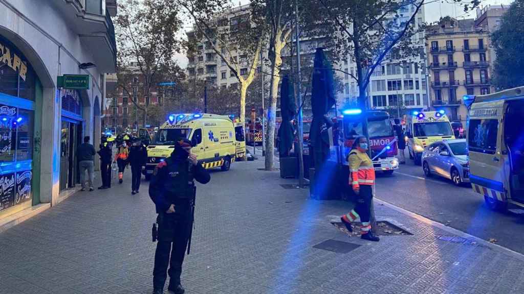 Dispositivo de emergencias en la plaza Tetuán de Barcelona / CG