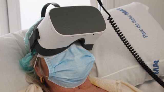 Paciente de hemodiálisis con gafas de realidad virtual / HOSPITAL DEL MAR