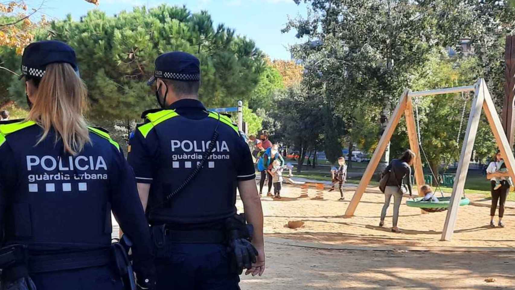 Una patrulla de la Urbana en un parque para detener al exhibicionista / URBANA