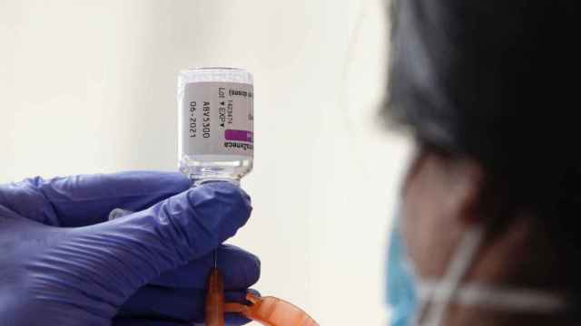 Una sanitaria prepara una dosis de la vacuna de AstraZeneca / NACHO GALLEGO - EFE
