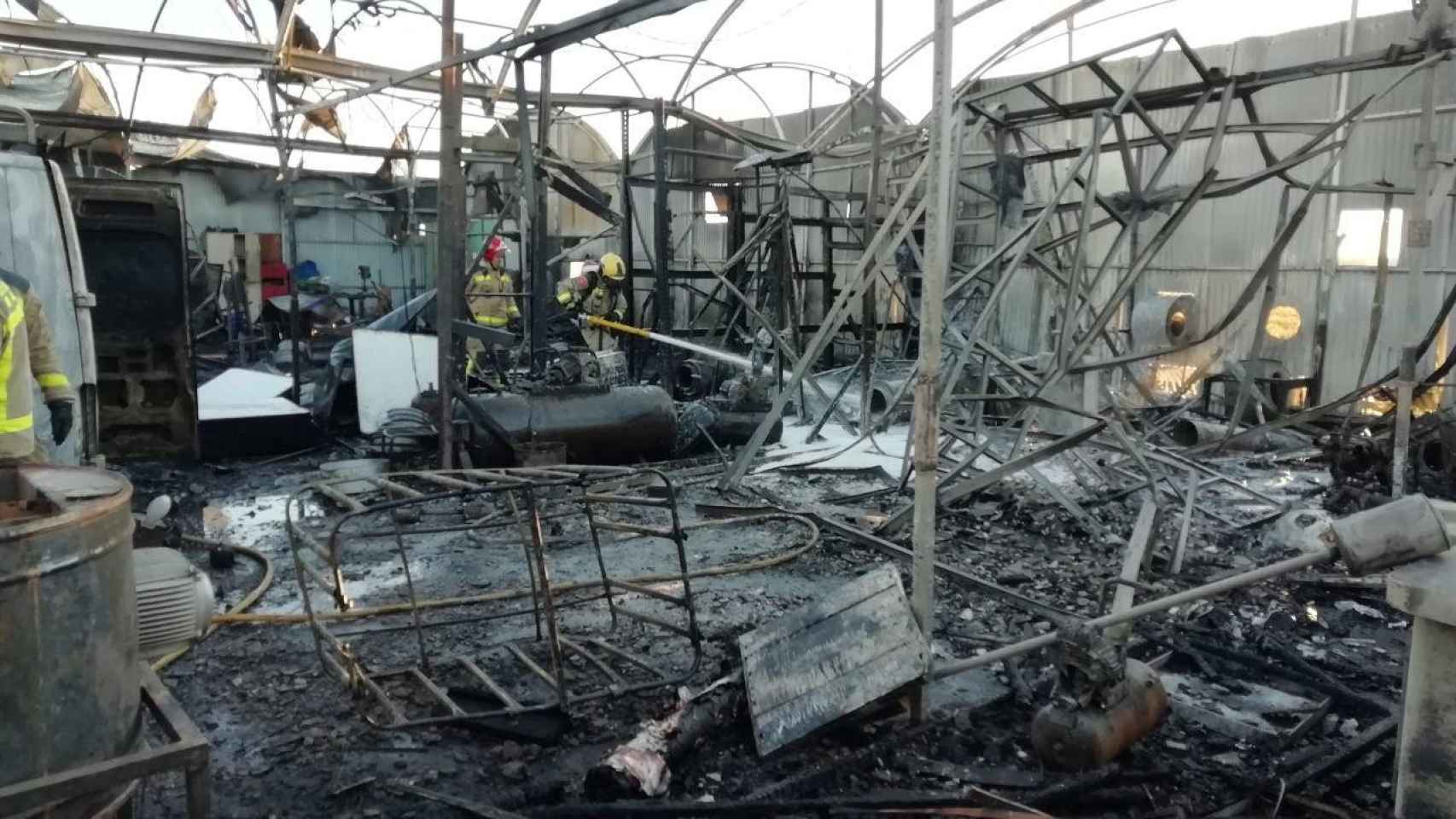 Estado de una de las naves calcinadas en Sant Joan Despí (Barcelona) / BOMBERS