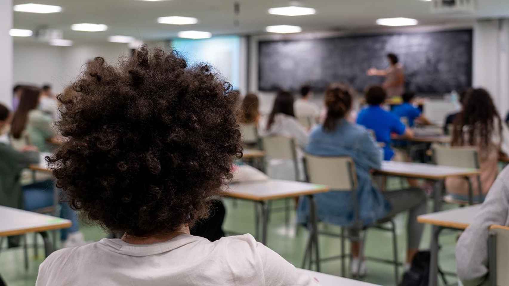 Varios alumnos en clase siguiendo las medidas de seguridad de prevención del coronavirus / EUROPA PRESS