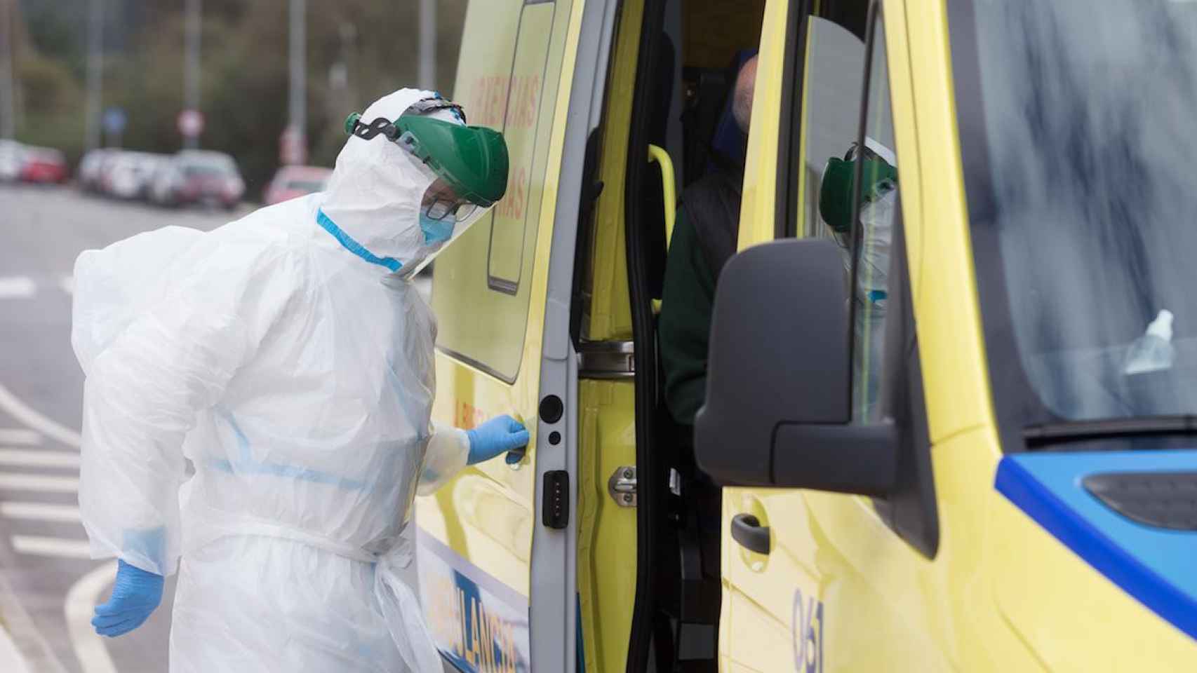 Sanitario atendiendo a pacientes Covid-19 / EP