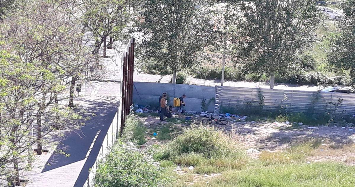 Imagen de un 'rider' de Glovo inyectándose heroína en el solar junto al ambulatorio de La Mina / CG