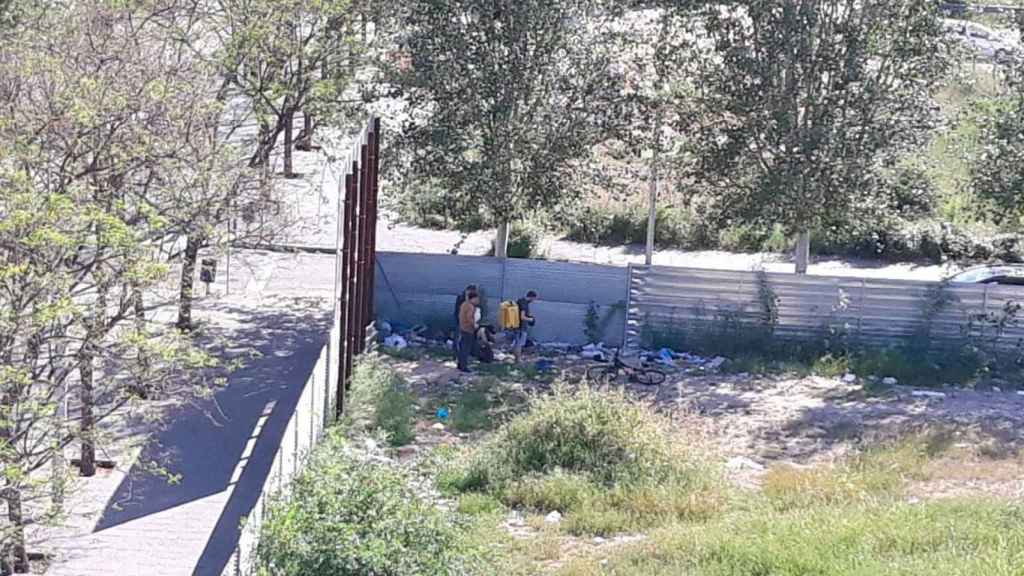 Imagen de un 'rider' de Glovo inyectándose heroína en el solar junto al ambulatorio de La Mina / CG