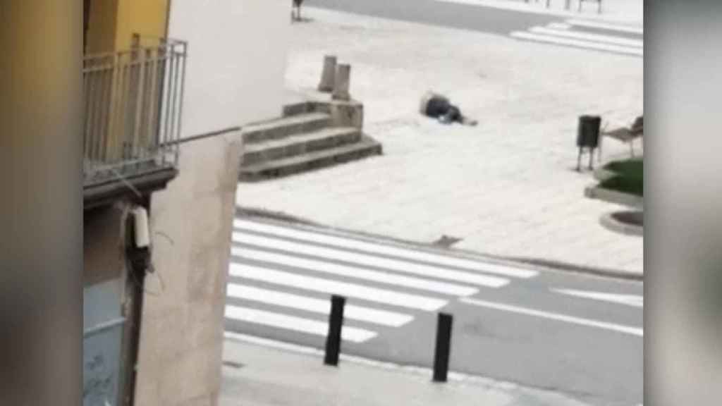 Imagen del incidente de Igualada, zona confinada, donde un hombre se desplomó en la calle / CG