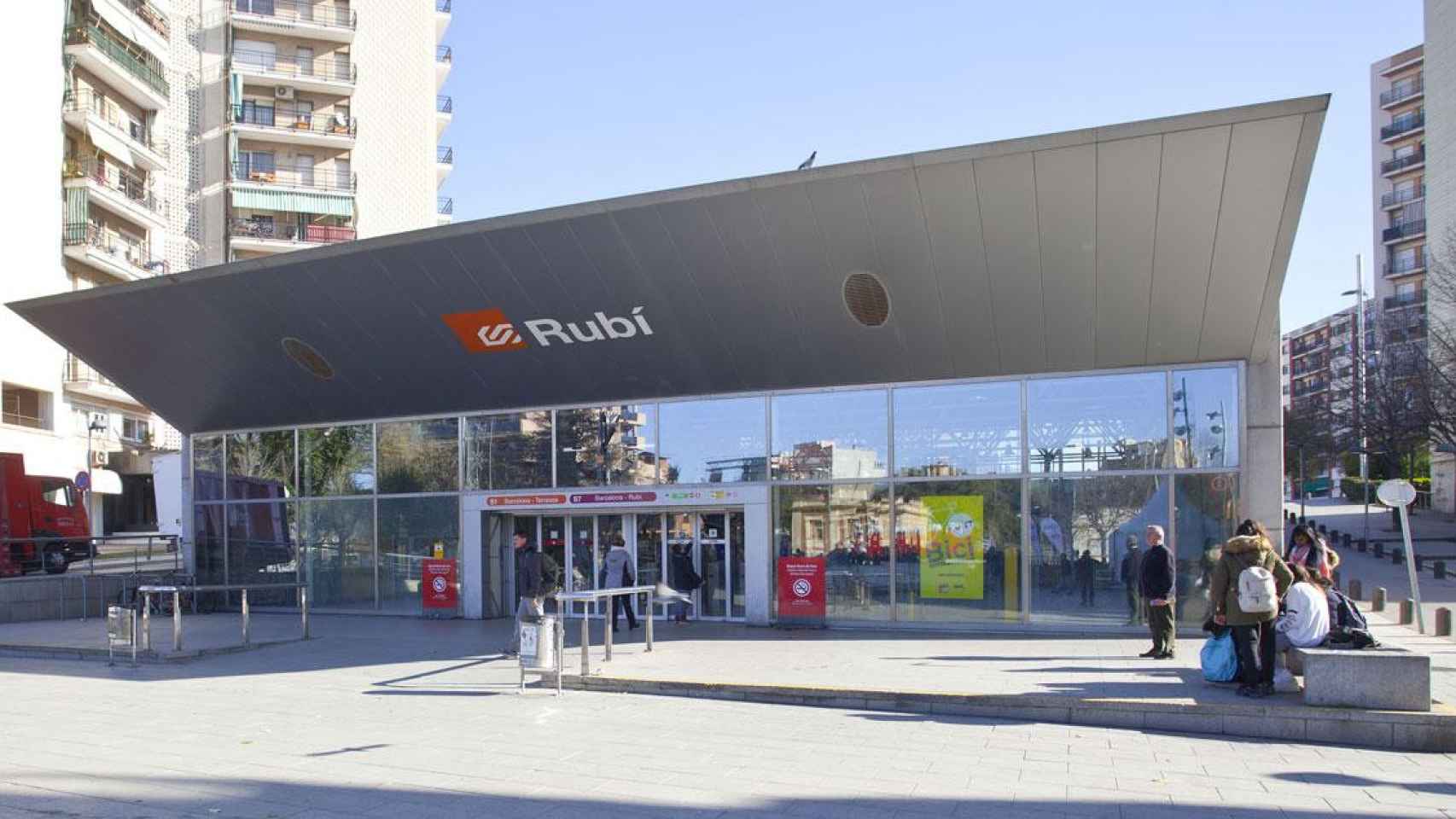 Un hombre sale de la estación de Ferrocarrils de la Generalitat de Rubí / FCG