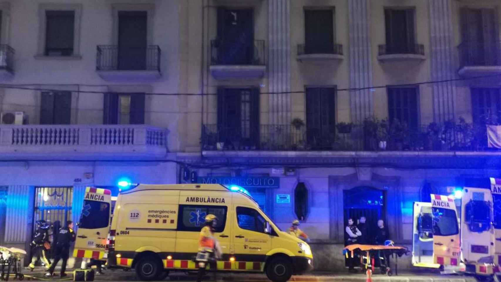 Equipos sanitarios desplazados en la calle Aragó por el incendio / CG