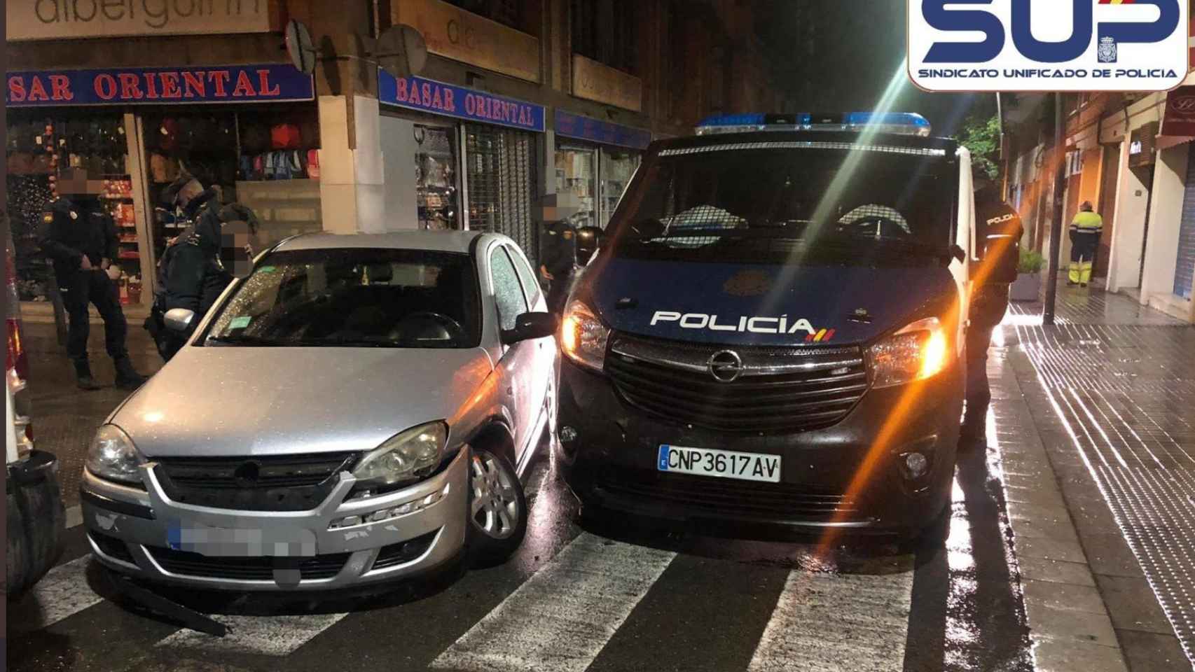 El vehículo del conductor borracho y el furgón policial en el que viajaban los cinco policías heridos / SUP