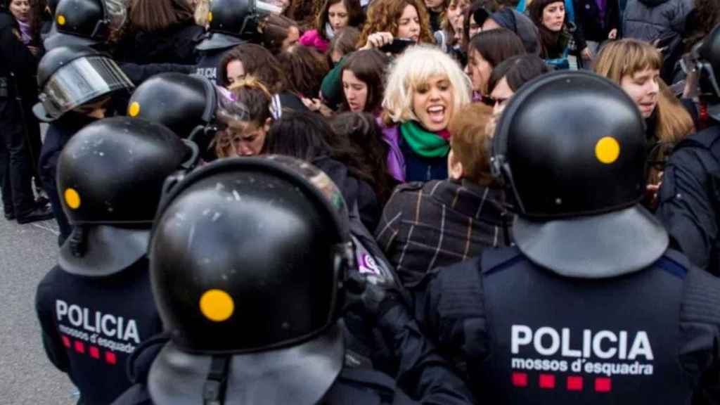 Agentes de Mossos d'Esquadra durante una manifestación / EFE