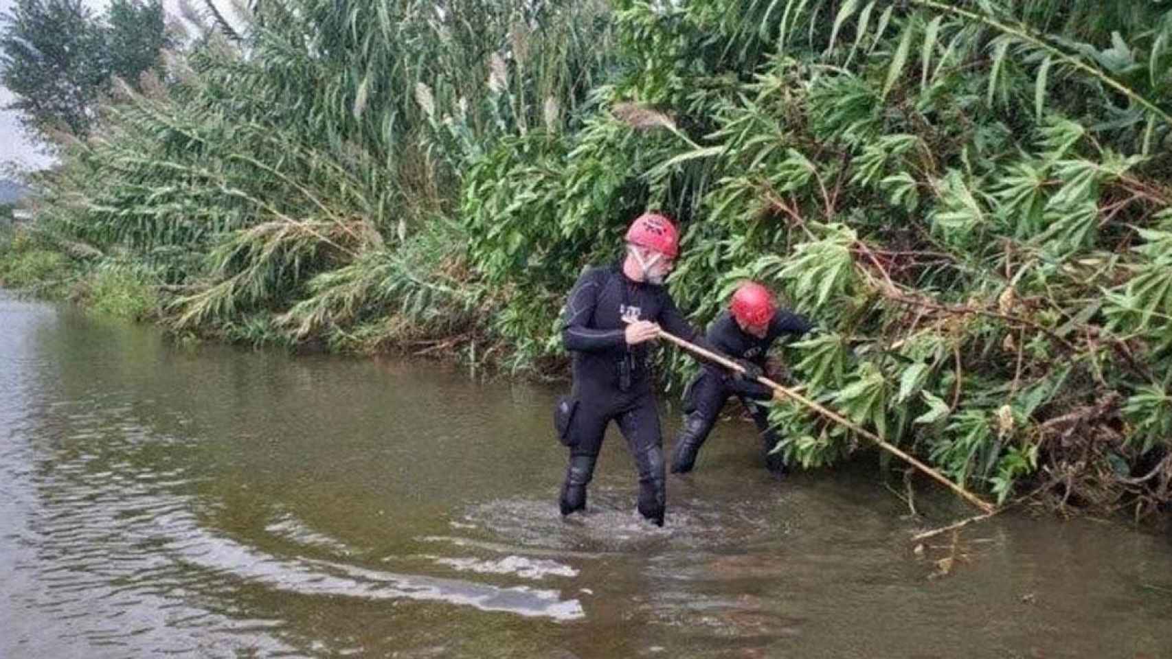 Dos agentes en la búsqueda del bebé lanzado al Besòs / BOMBERS