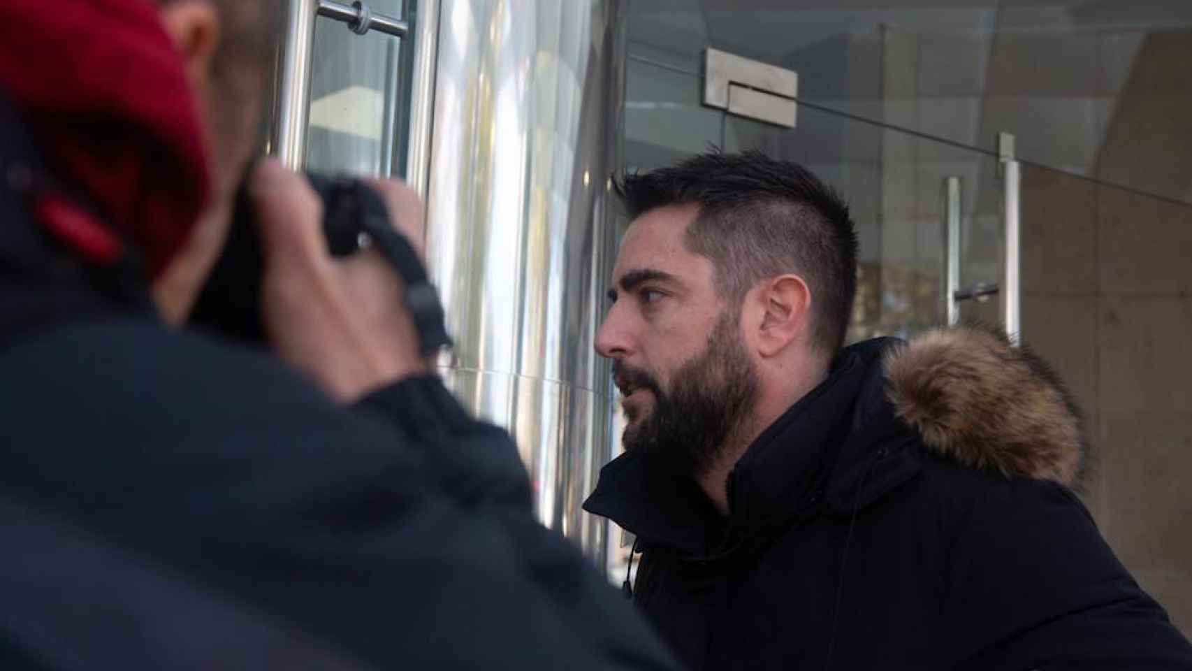 Dani Mateo increpado a su entrada en el juzgado para declarar ante el juez / EUROPA PRESS