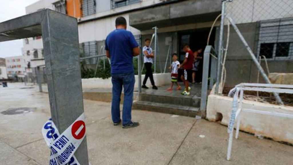 Entrada al edificio donde se encontraron los cuerpos de los padre y el hermano del presunto homicida / EFE