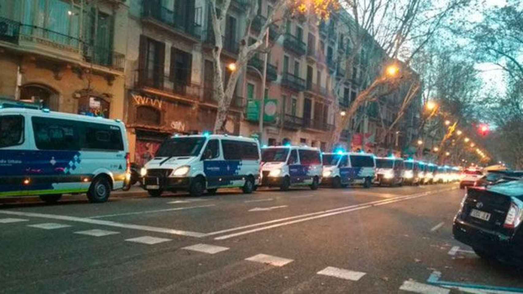 Despliegue de la Guàrdia Urbana para desalojar a los okupas del edificio de la Residencia de Estudiantes Autogestionada (REA) del Raval / TWITTER