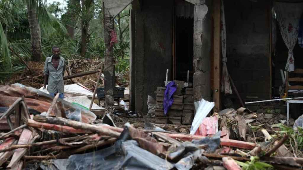 Un hombre observa los escombros en su casa en Les Cayes (Haití) el jueves, tras el paso del huracán Matthew / EFE