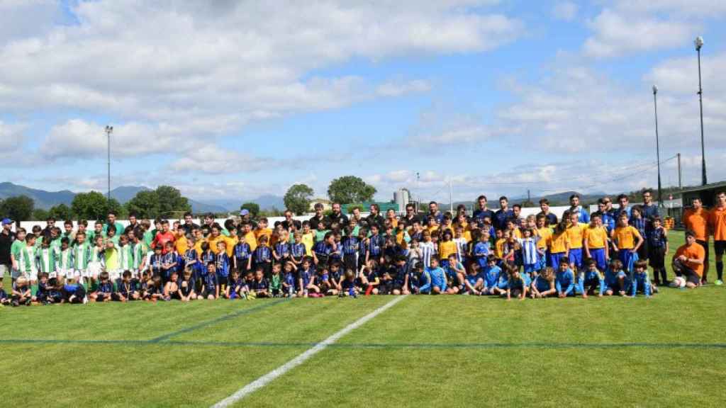 Imagen de los cuarto clubes de fútbol que han participado en el Torneo organizado por la entidad benéfica Onyar Solidari.